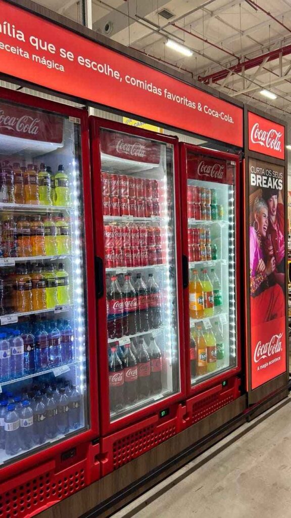 Jasa Branding Chiller dan Showcase Stiker Vinyl (Ritrama/Orajet) dengan Laminasi Dingin