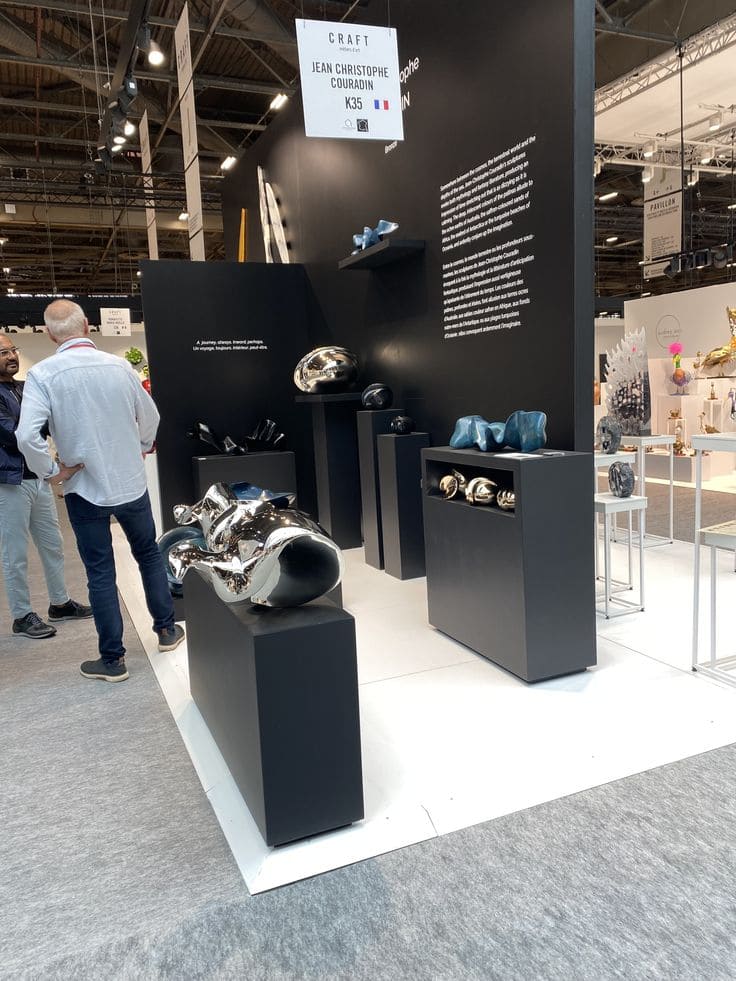 5 Ide Booth Pameran Minimalis - Dominasi Warna Kontras Tunggal (Monokromatik Berani)