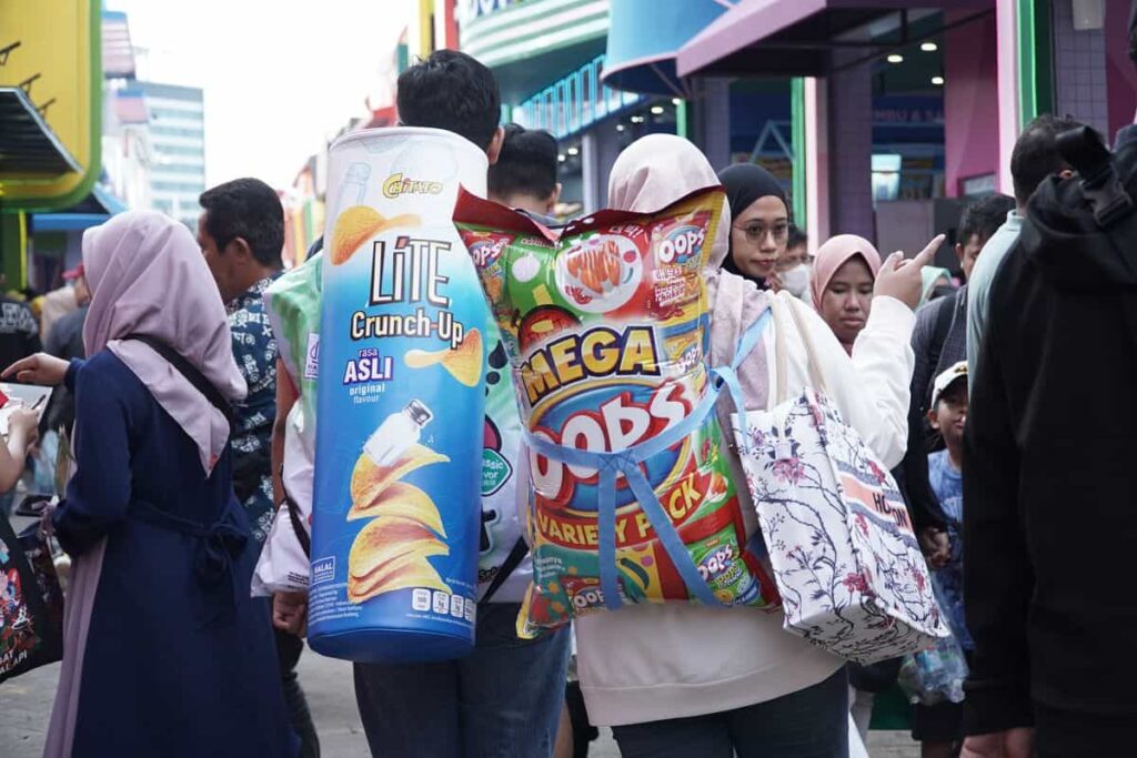 Vendor Giant Snack Pouch Custom Souvenir Event Jakarta - chitato dan mega oops by kompas