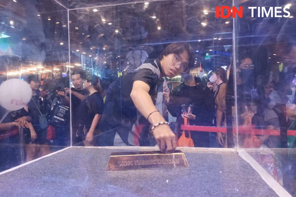 kotak kaca berisi emas batangan challenge - foto by idntimes.com