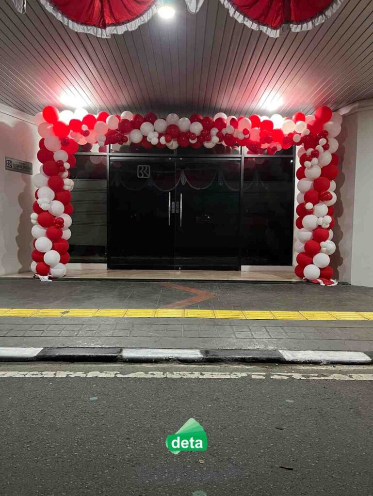 Jasa dekorasi 17 agustus by deta untuk Kanca BRI Jakarta Veteran - Gapura Balon Merah Putih untuk gate masuk