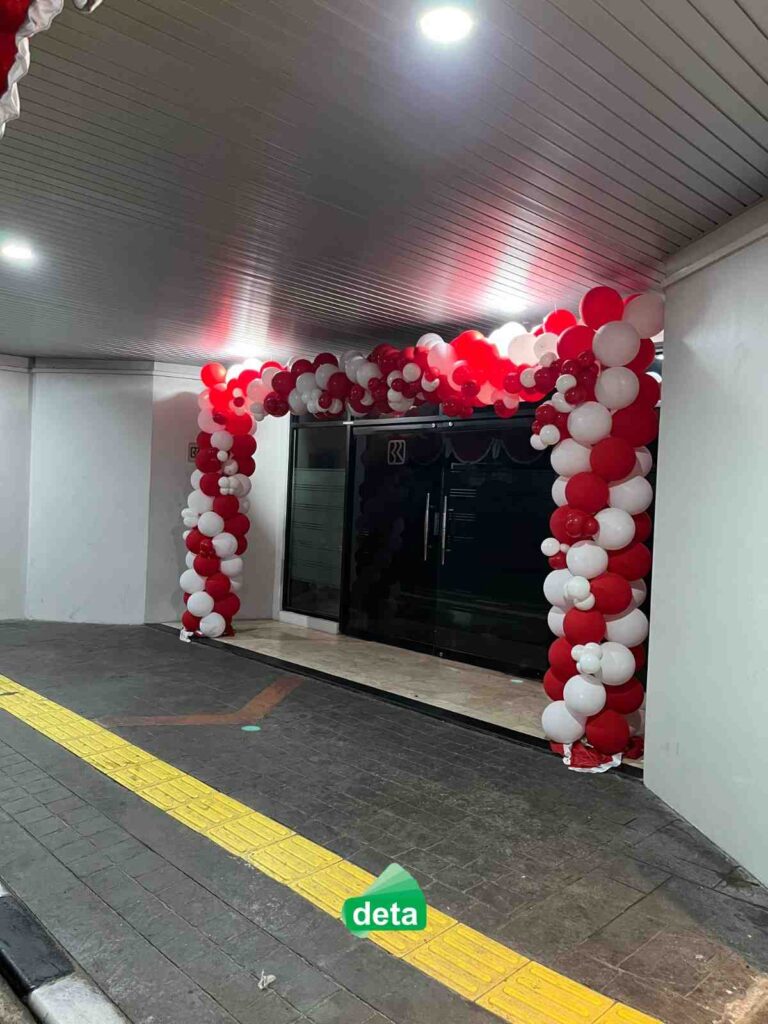 Jasa dekorasi 17 agustus by deta untuk Kanca BRI Jakarta Veteran - Gapura Balon Merah Putih untuk gate masuk tampak samping