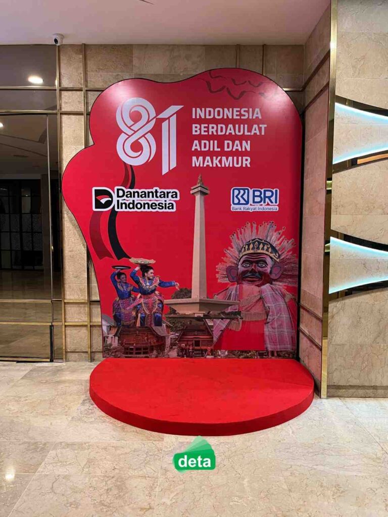 Jasa dekorasi 17 agustus by deta untuk Kanca BRI Jakarta Veteran - Photo Booth Custom Tugu Monas tampak depan