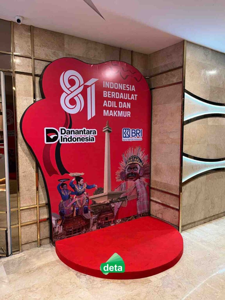 Jasa dekorasi 17 agustus by deta untuk Kanca BRI Jakarta Veteran - Photo Booth Custom Tugu Monas tampak samping