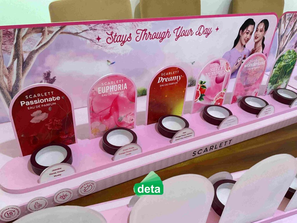 jasa pembuatan glorifier posm display bt deta untuk scarlett tampak dekat