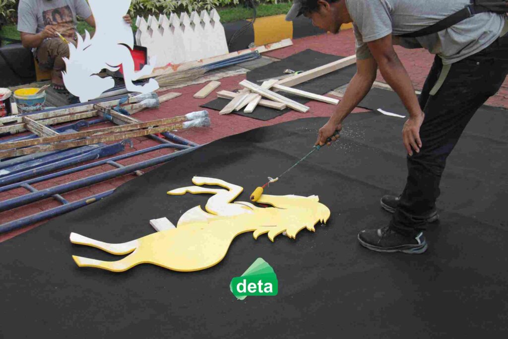 jasa dekorasi imlek by deta - jasa pembuatan gate graha bni saat ngecat kuda emas