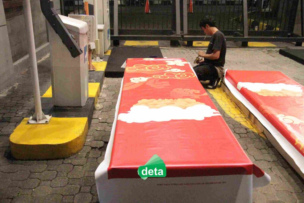jasa dekorasi imlek by deta - jasa pembuatan gate graha bni saat setup tiang dan stickernya