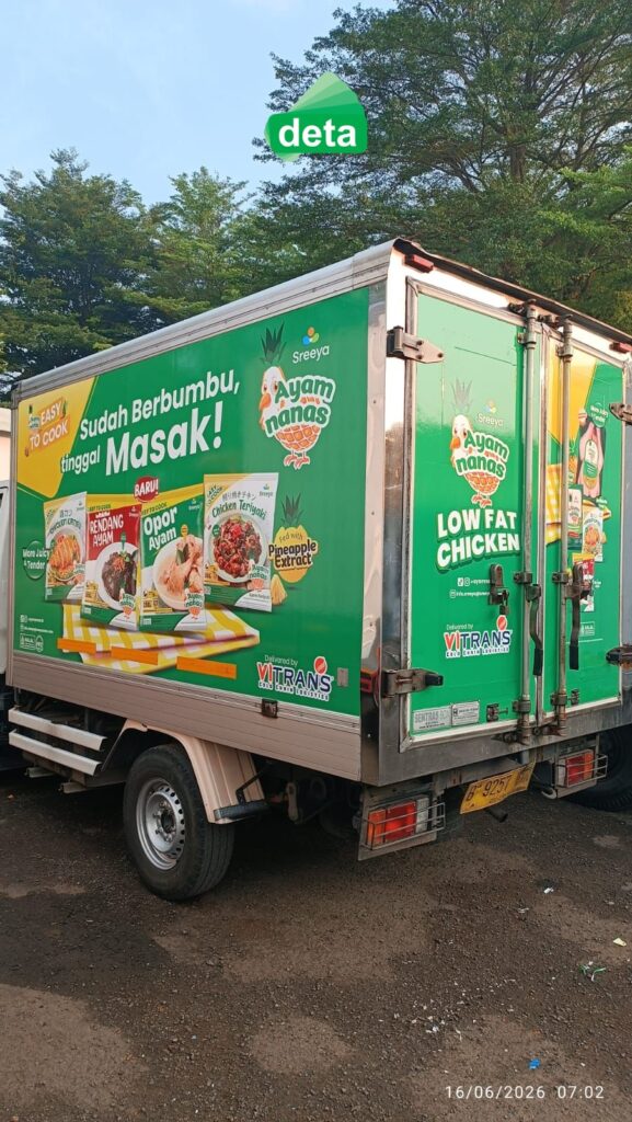 jasa car branding by deta - sreeya armada branding ayam nanas tampak samping belakang mobil