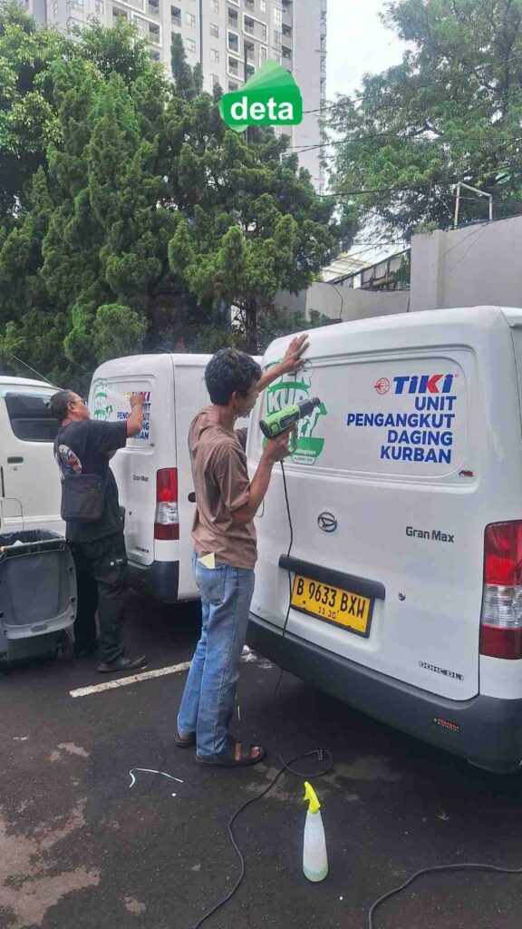 jasa car branding by deta - tiki branding armada proses pemasangan dengan alat