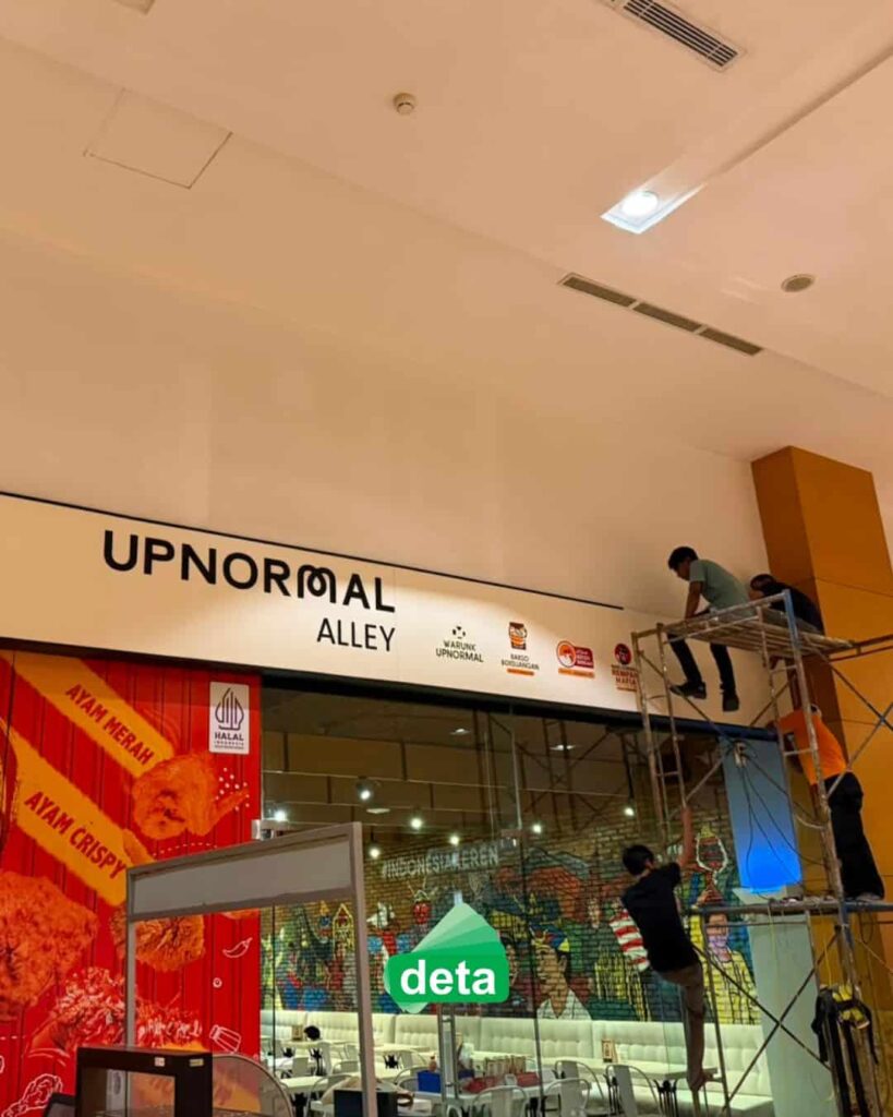 jasa signage atau papan nama toko deta untuk upnormal indofood tower - proses instalasi dan pemasangan menggunakan perancah scaffolding