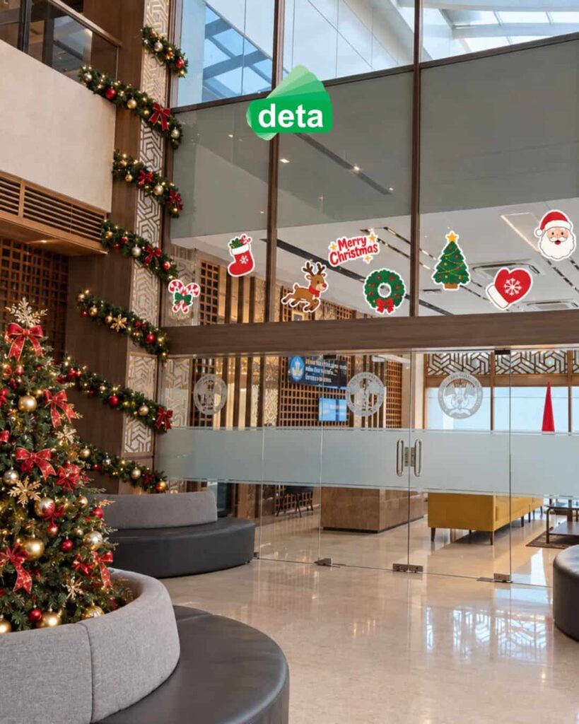 jasa dekorasi natal dan tahun baru deta - contoh dekorasi lobi kantor dan sticker kaca seasonal serta pohon natal